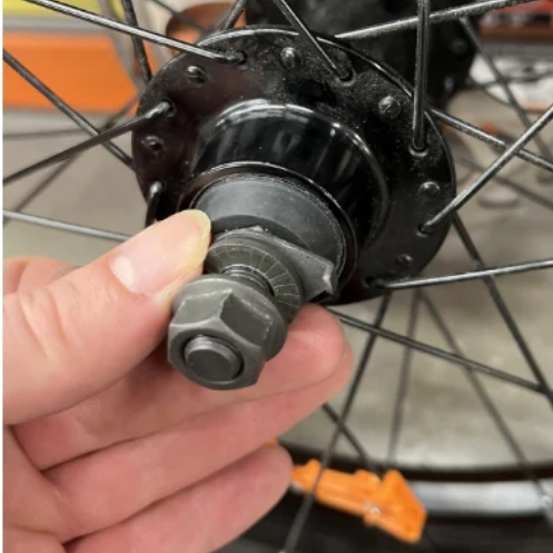 Ensemble de vis, écrous et rondelles pour roue avant